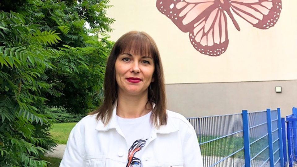 Eine Frau steht vor einer Schule. (Quelle: GoVolunteer e.V.) Eine Frau steht vor einer Schule.