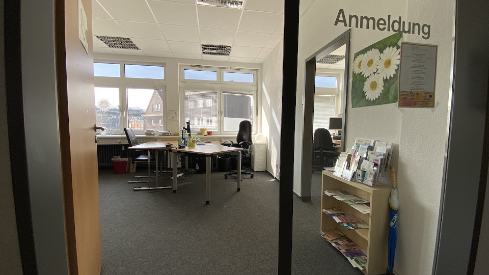 Büroraum mit zwei Schreibtischen und Regal mit Publikationen (Quelle: IBIS e. V.) Büroraum mit zwei Schreibtischen und Regal mit Publikationen